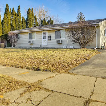 2 Mi to Dwtn Green Bay: Ideally Located Townhome!