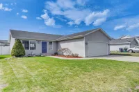 Charming Home w/ Patio: 3 Mi to Hayden Lake! - 3-Star