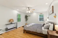 Puzzle Peak 3 Bedroom Cottage Hotels in Nashville