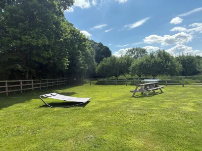 The Gully Các khách sạn gần English Country Gardens