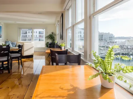 Harborside Inn Отели рядом с достопримечательностью «Клифф Уолк»