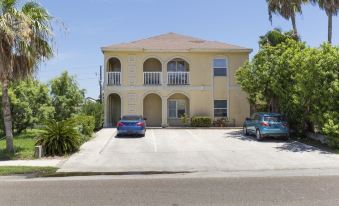 Pool Walk to Beach Sleeps Tons #C 2 Bedroom Condo by RedAwning