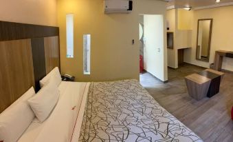 Hotel M Red