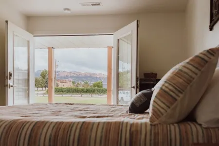 Happy Trails West Inn