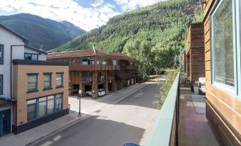 Ice House 317 2 Bedroom Condo by RedAwning