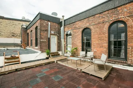 BestLocation|BridesGetReady|Photo backdrop|Families|Pets|RooftopViews|Nightlife!