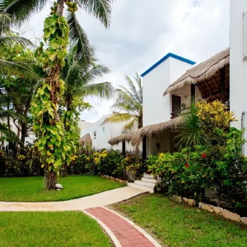 Private Beachside Villa Includes Cook, Pool, WiFi – Large Menu for All Interests