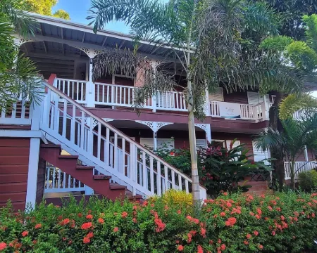 Alux House Hotels in Placencia