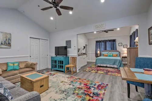 Downtown Ocean Springs Retreat 1 Mi to Beach! - Apartments