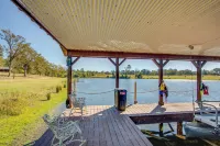 The Bird Cabin Peaceful Refuge in East Texas - parking