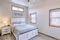 Spacious Recently Built Home < 1 Mi to Lake! -  Privatzimmer