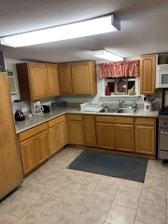 Fishing Camp sleeps 12, fully equipped. Screened in porch. 5 minutes from marina Отели в г. Плакеминс Пэриш