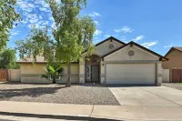 Updated Mesa Home w/ Spacious Backyard & Fire Pit! - 3-Sterne