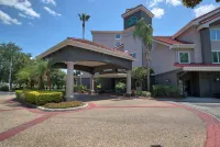 La Quinta Inn & Suites by Wyndham Orlando I Drive/Conv Ctr Hotels near The Orlando Eye