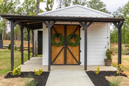 Serene Retreat with Outdoor Adventure Options - Charming Tiny Home Отели в г. Стьюарт