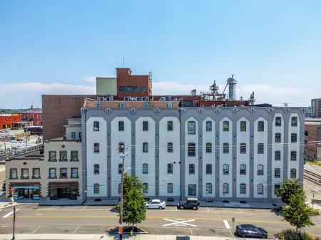 Charming Historical Oasis - Luxurious Comfort and Modern Amenities