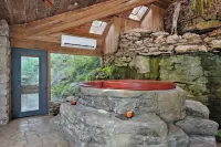 African Queen, Private Lake and Indoor Hot Tub on 4 acres