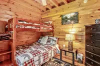 5 miles to Tryon Equestrian Center large log cabin  4 Bedroom 2.5 bath