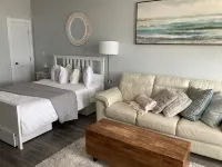 Ocean front Studio across from beach Hotels in Hull