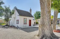 Kik-n-Bak Cottage w/ Beautiful Mountain View - Parkplatz