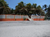 Beach from house, 3 rooms with air conditioners, 43 coconut trees, 7 hammocks Hotels in Playa El Pimental