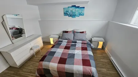 Awesome suite in Riverview. Few minutes walk to Mill Creek Trail Park!