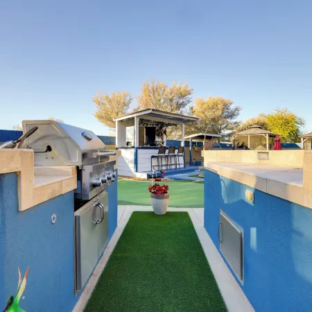 Putting Green & Hot Tub: Goodyear Retreat!