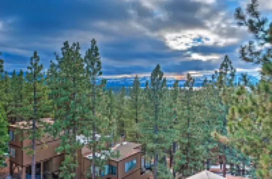 2 Mi to Heavenly Mountain: Tahoe Retreat w/ Views