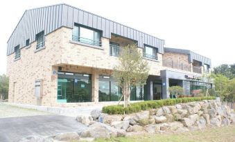 Jeju Gwaneumsa Ganeun Gil Pension