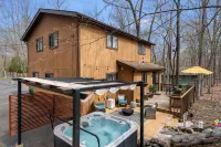 Cozy House with a Lovely Treehouse. 7-Person Hot Tub. Pet Friendly. Hiking. Lake