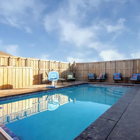 Private Pool, BBQ, Workout area, KING Beds, Park across street+ basketball court