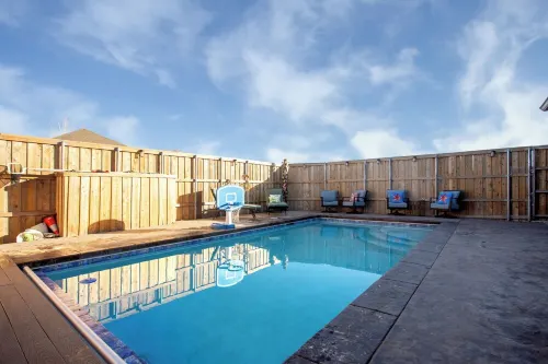 Private Pool, BBQ, Workout area, KING Beds, Park across street+ basketball court