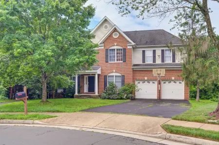 4 Mi to Dulles Airport: Spacious D.c. Area Home Отели в г. Флорис