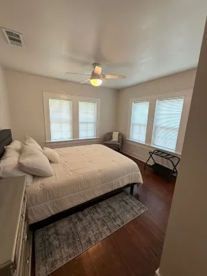 Charming 2-bedroom bungalow in downtown Gatesville with AC, WiFi