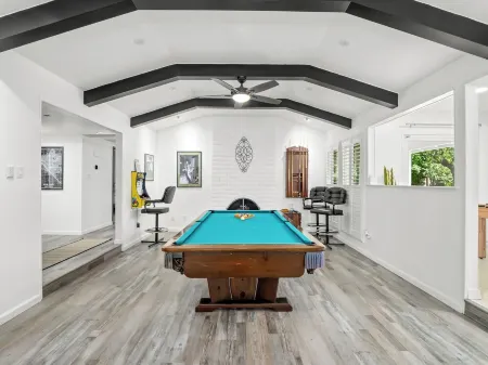 Hot Tub, Game Room - 3 Bed: 2 Bath near Fig Garden Loop! Отели рядом с достопримечательностью «Deran Koligian Stadium»