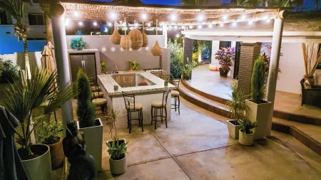 Poseidons Cove Private  Home  Pool Hot tub, outdoor kitchen and bar, Los Cabo Отели рядом с достопримечательностью «Isis Healing House Alternative Therapies & seven Zenses Cabo Spa»