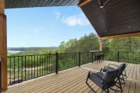 The Lookout at Table Rock Lake - Luxurious Stay - Hot Tub - Bring Your Boat!! Hotels in Shell Knob