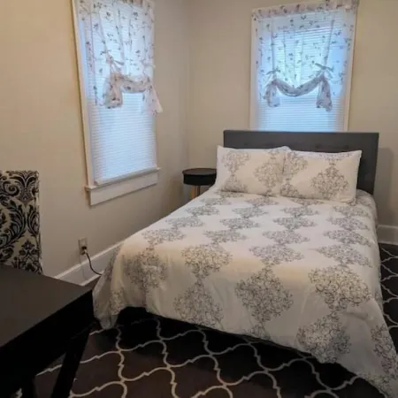 The Woodland Cottage charming 2 bedoom one bath with deck on back, covered front