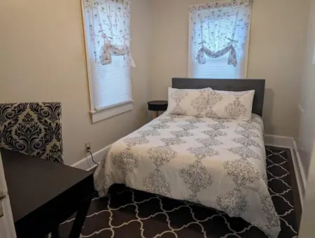 The Woodland Cottage charming 2 bedoom one bath with deck on back, covered front