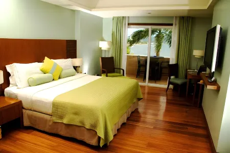 The Lighthouse Marina Resort Отели рядом с достопримечательностью «Университет Филиппины Экстеншен Програм ин Олонгапо»