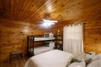 Cozy Creekside Cabin - Sleeps 6 - Perfect for campfires & making memories