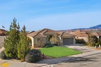 Elegant and spacious home perfectly located to National Parks and more