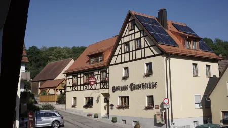 Gasthaus Tauberstube Отели в г. Креглинген