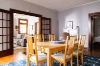 Spacious Kitchen and Cozy Retreat - Charming Family Haven