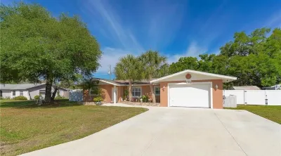 Sunny Venice villa w/ heated pool and lanai, kayaks, close to beach and downtown Hotel in zona Caspersen Beach