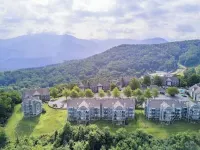 Great Fall Views! Indoor Pool and 2 Hot Tubs! Renovated! Near Gsmnp!