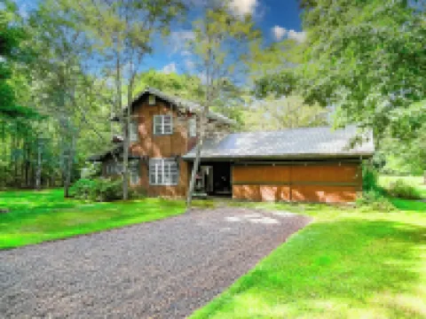 Cozy CHQ Farmhouse Escape by Stream & Cabin - 2.8mi to Main Gate, sleeps 12!