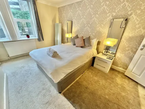 Glen Fern Lodge - Garden Apartment with Parking - Town Centre - Close to Beach