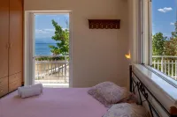 Cottage with garden and sea view Hotels in Asine