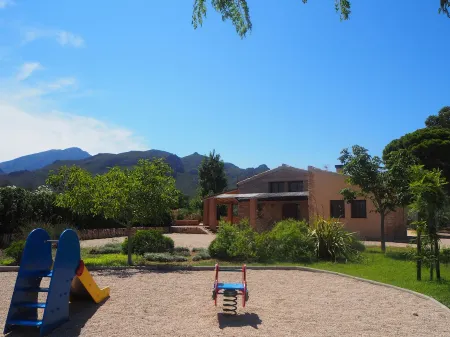 House with garden, basketball, tennis. Close to the sea and the mountain. Families